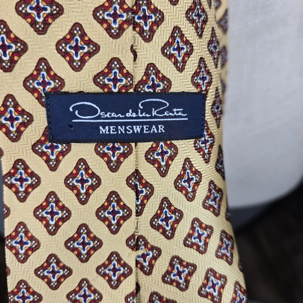 Oscar de la Renta Mens 100% Silk Tie Yellow Burgundy Navy Print Made In USA